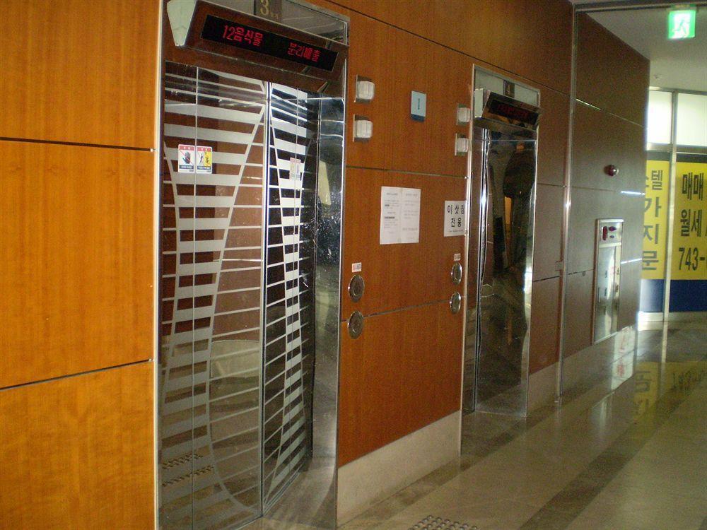 Hu Airport Hotel 4*